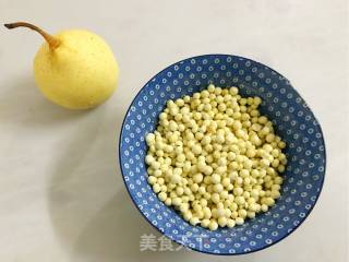 梨香鸡头米（芡实）甜汤的做法步骤：1