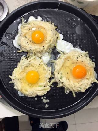 土豆鸡蛋饼的做法步骤：2