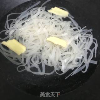 白菜鸡蛋面的做法步骤：1