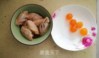 蛋黄鸡翅的做法步骤：1