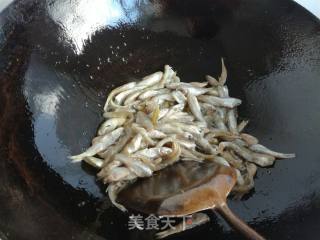 蒜蓉辣酱炒小鱼的做法步骤：4