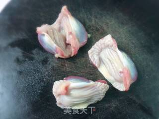 鸡胗炒青椒的做法步骤：1