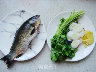 鲫鱼鲜汤的做法步骤：1