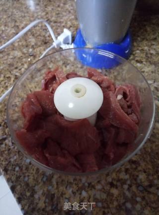 自制牛肉丸子的做法步骤：2