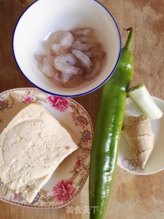 虾仁青椒炒豆腐的做法步骤：1