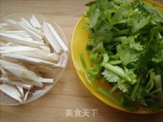 芹菜炒杏鲍菇的做法步骤：2