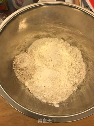 面包自学课程LESSON 7 ：初磨芝士面包的做法步骤：2