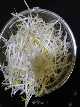 韭菜炒豆芽的做法步骤：1