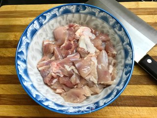 滑鸡啫啫煲的做法步骤：2