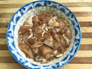滑鸡啫啫煲的做法步骤：3
