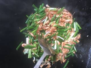 葱炒河虾的做法步骤：3