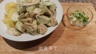 东北土豆炖茄子的做法步骤：1