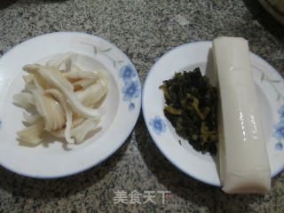 酸菜平菇煮年糕的做法步骤：1