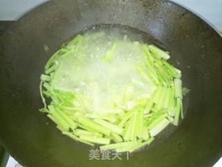凉拌芹菜花生米的做法步骤：2