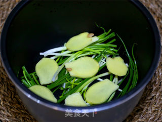 电饭锅版焖鸡的做法步骤：12
