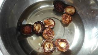 香菇腐皮焖鸡块的做法步骤：2