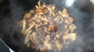 香菇腐皮焖鸡块的做法步骤：7