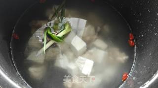 葛根骨头汤的做法步骤：4