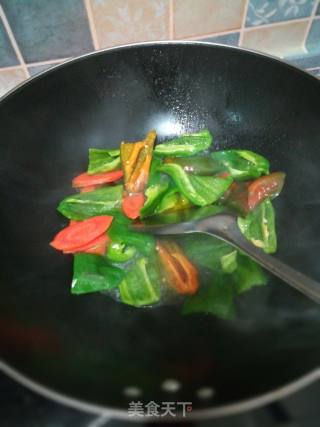 牛肉炒青椒的做法步骤：4