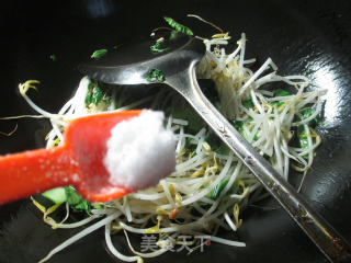 青菜炒绿豆芽的做法步骤：4