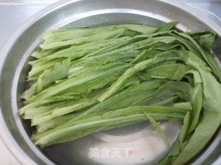 洋葱油麦菜的做法步骤：1