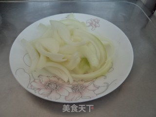 洋葱油麦菜的做法步骤：2