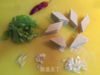 尖椒干豆腐的做法步骤：1