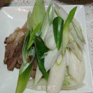 大葱炒肘子的做法步骤：1