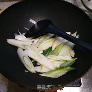 大葱炒肘子的做法步骤：2
