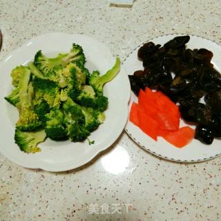 西兰花炒木耳的做法步骤：1