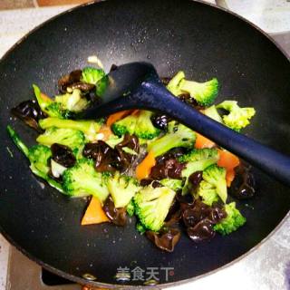 西兰花炒木耳的做法步骤：4