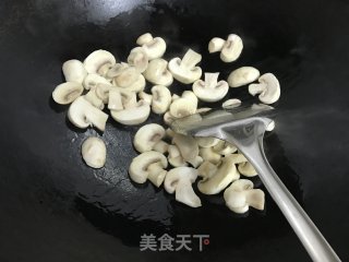 蘑菇炖豆腐的做法步骤：2