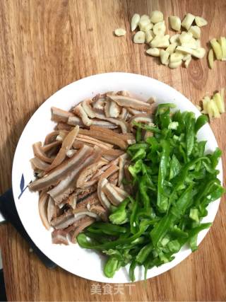 青椒蒜苗炒牛肚的做法步骤：1