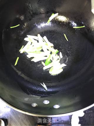 青椒蒜苗炒牛肚的做法步骤：2