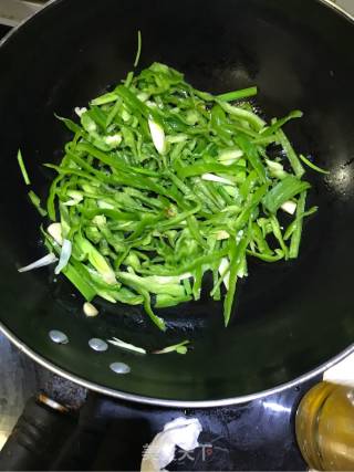 青椒蒜苗炒牛肚的做法步骤：3