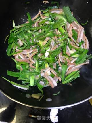 青椒蒜苗炒牛肚的做法步骤：4