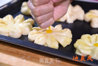 太阳花椰香面包的做法步骤：11