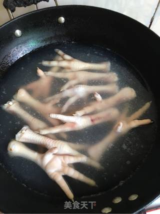 红烧鸡爪的做法步骤：1