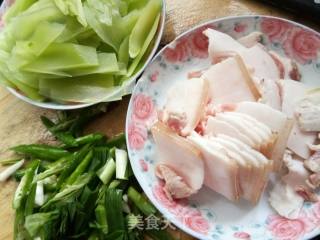 莴笋炒肉片的做法步骤：1