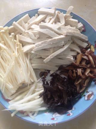 美味酸辣汤的做法步骤：1