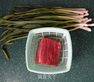 青蒜炒牛肉丝的做法步骤：1