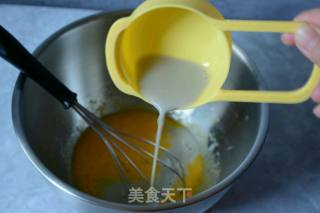 黑豆浆黑芝麻戚风的做法步骤：2