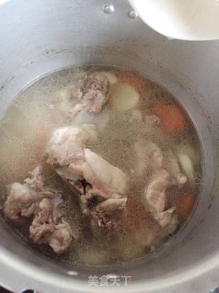 胡萝卜马蹄大骨汤的做法步骤：3