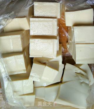 鱼头炖冻豆腐的做法步骤：2
