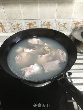 粟米红白萝卜大骨汤的做法步骤：3