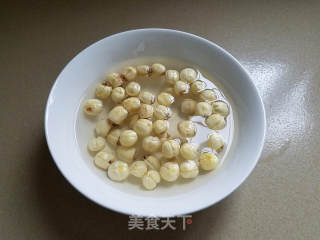 莲子炖鸡汤的做法步骤：1