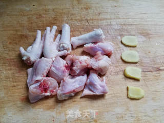 莲子炖鸡汤的做法步骤：3
