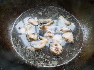 莲子炖鸡汤的做法步骤：4
