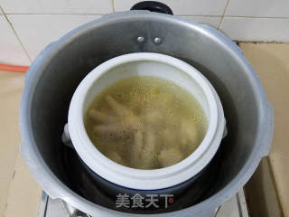 莲子炖鸡汤的做法步骤：7