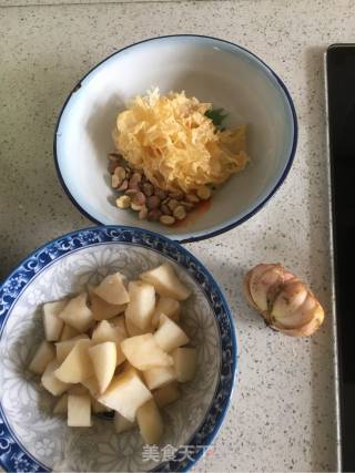 莲子百合银耳汤的做法步骤：1